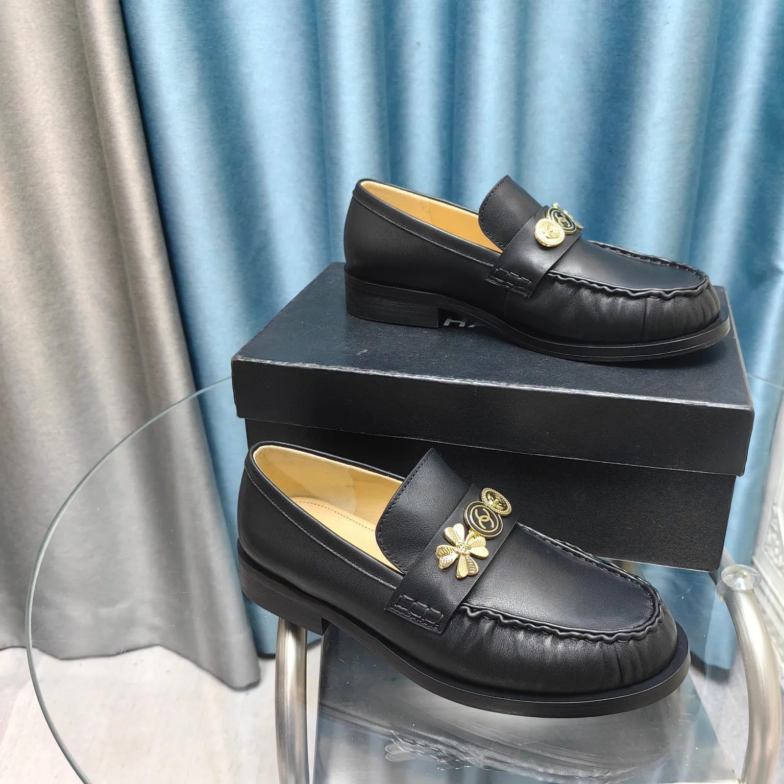 👟👟Ex-factory price 640👟👟 Chanel 24A latest handmade loafers! Counter purchasing version! ! The most difficult to buy handmade shoes at the counter. Classic logo element hardware design. Really super good-looking. Thousands of people are asking for it. Even second-class luxury products are priced at a premium. Size: 35-39. Other sizes are determined.